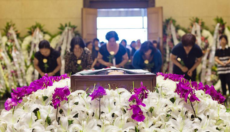 遺體鋪花